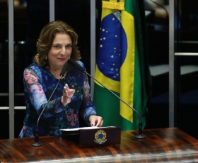 Reitora Márcia Abrahão discursa na sessão especial do Senado Federal em comemoração aos 60 anos da UnB. Foto: William Sant'Ana. 25/04/2022